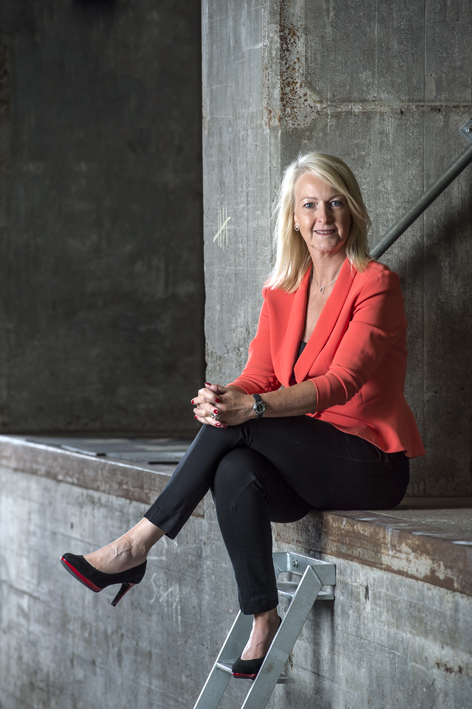 Elizabeth Bollerup i rød blazer